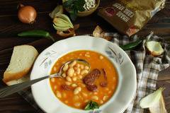 Бобена чорба със суджук