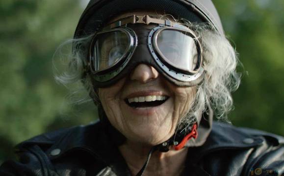 10 идеи за подарък на баба ви