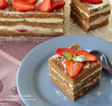 Меден сладкиш с бял шоколад заквасена сметана и ягоди