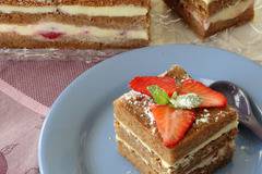 Меден сладкиш с бял шоколад заквасена сметана и ягоди