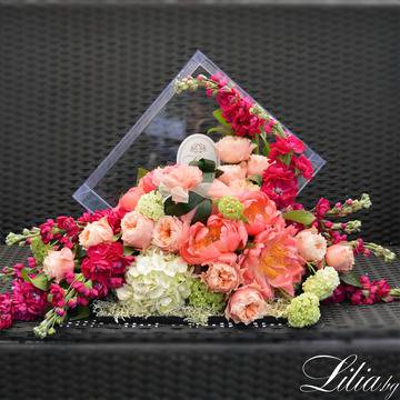 2017 Аранжировки с цветя и саксийни растения – Цветни и плодови композиции – Цветна композиция с рози божур хортензия и…