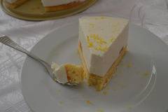 Свежа торта с цедено кисело мляко лимон и праскови