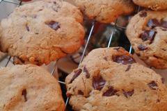 Меки бисквити с фъстъчено масло и парченца шоколад