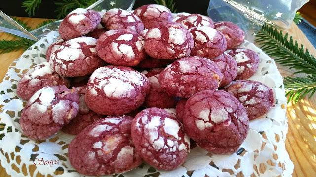 Червени коледни сладки Напукани сладки червено кадифе