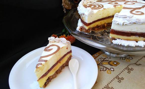 Свежа торта с портокалов крем шоколад и вишнево сладко