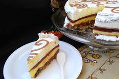 Свежа торта с портокалов крем шоколад и вишнево сладко