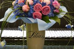 2017 Букети – Букет с рози фрезия божури и хортензия – Доставка на Цветя-Букети-Вечни рози и Рози в стъкленица София