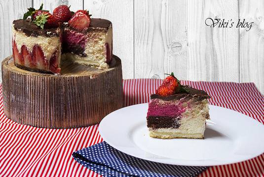 Торта с маскарпоне кокос и бял шоколад слой от ягодов мус и ганаш а по-накратко Мрън торта