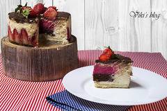 Торта с маскарпоне кокос и бял шоколад слой от ягодов мус и ганаш а по-накратко Мрън торта