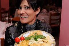 Камелия Воче продава прясна паста на пазара „Красно село“ в София