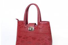 Стилна дамска чанта с змийска кожа – червена