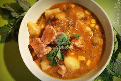 Копривена яхния с картофи, грах и месо