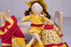 Мека кукла от плат комплект с дрехи и модни аксесоари