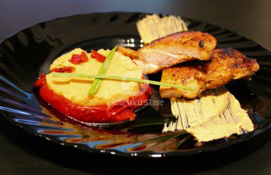 Пиле на тиган с пюре от червена леща и нахут