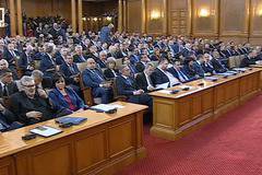 Кой поема ключовите комисии в парламента