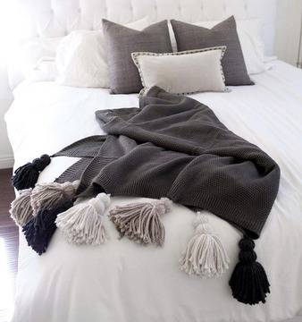 Направи си сам: Декориране на плетено одеяло с пискюли