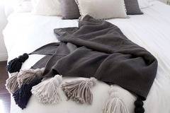 Направи си сам: Декориране на плетено одеяло с пискюли