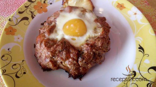 Птичи гнезда от кайма с яйце