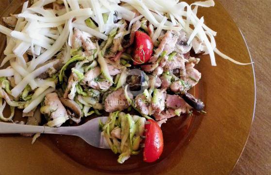 Спагети от тиквички с пилешко