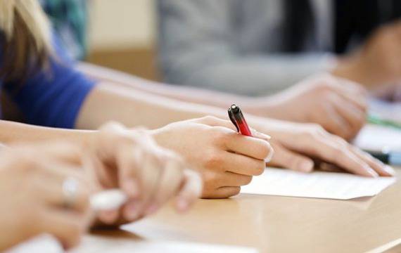 Над 52 000 зрелостници са на изпит по български език и литература