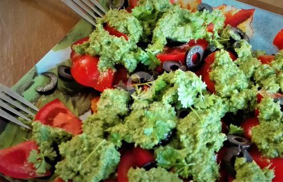 Салата с домати и магданозено песто