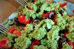 Салата с домати и магданозено песто