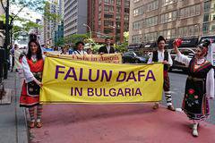 Българи се включиха в грандиозен парад по случай Световния ден на Фалун Дафа в Ню Йорк (видео)