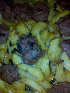 Картофи на фурна с кюфтета