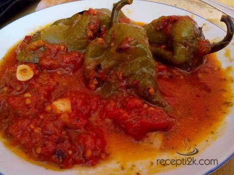 Печени чушки с доматен сос и чесън