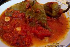 Печени чушки с доматен сос и чесън