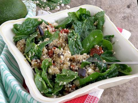 Салата с патладжан сушен домат спанак и киноа