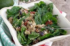 Салата с патладжан сушен домат спанак и киноа