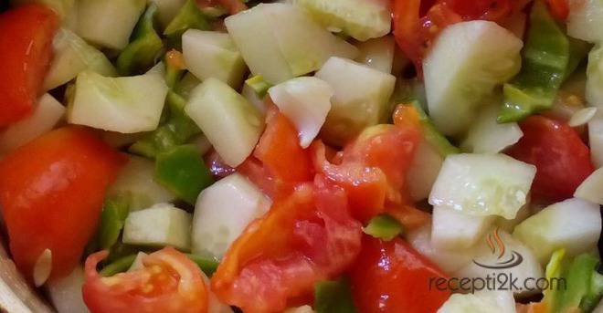 Салата от домат, краставица, чушка и червен лук