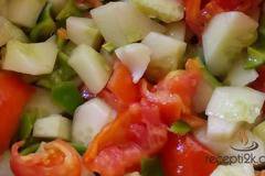 Салата от домат, краставица, чушка и червен лук