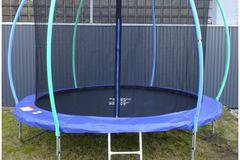 Батут с мрежа и стълба