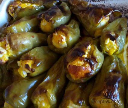 Пълнени чушки с яйца и сирене