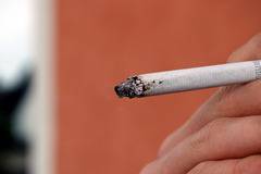 Пушачите в богатите страни намаляват, у нас броят им расте