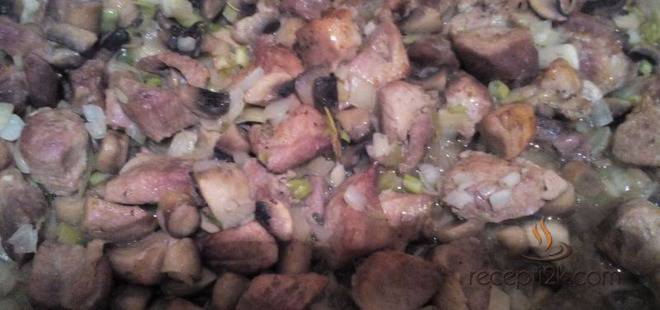 Свинско месо с гъби, лук и чушки на фурна