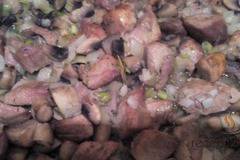 Свинско месо с гъби, лук и чушки на фурна