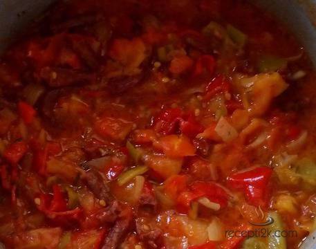 Пържени чушки с лук и домати