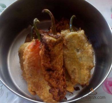 Панирани чушки с яйца, галета и брашно