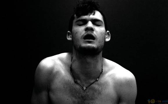 10 мъжки и женски оргазма в 10 черно-бели снимки (18+)