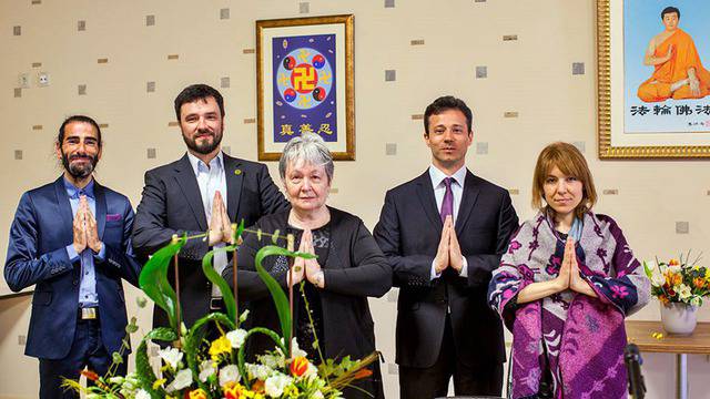 Българските последователи на Фалун Дафа поздравиха Учителя Ли по случай 13 май (видео)