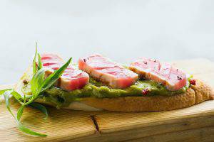 Вкусни брускети с риба тон