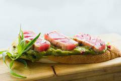 Вкусни брускети с риба тон