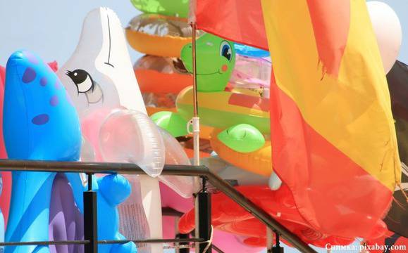 КЗП: Надуваеми дюшеци и възглавнички могат да направят лятото опасно