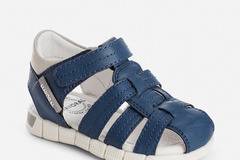 Сандали със закрити пръсти