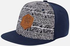 Шапка с права козирка