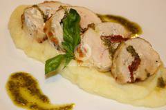 Пилешка руладина с крема сирене и сушен домат