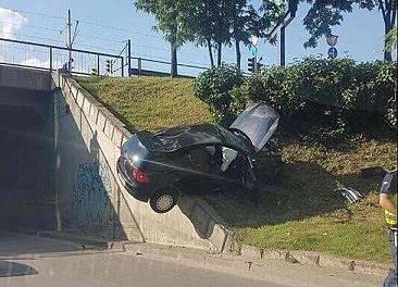 Кола излетя от пътя и кацна към моста на бул. Гешов в София (СНИМКИ)